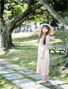 《男孩为在妈妈怀中睡觉偷偷挪开妹妹-玩弄同学麻麻》
